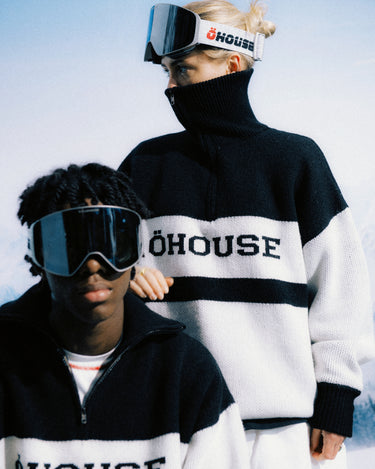 Sølv A.Kjærbede skibriller med öhouse logo i hvid elastik på kvinde og herre i sne