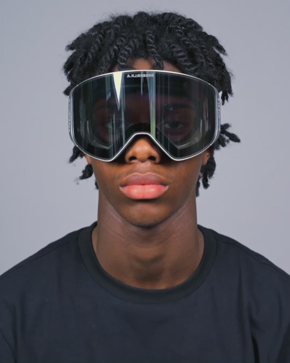 Sølv A.Kjærbede skibriller med öhouse logo i hvid elastik på herremodel